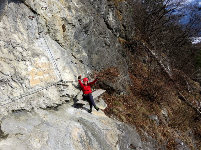Und ist der Berg auch noch so steil, a bisserl was geht allerweil ( Burgi genießt in der Felsenwand die Sonnenstrahlen)