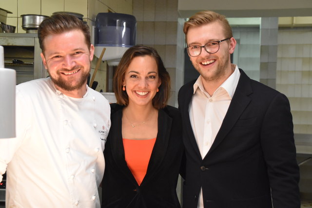 Starkoch Markus Heimann, Carla Fuchs und Stephan Mauracher (v.l.) setzen in der Küche der Alpenrose auf Regionalität und Nachhaltigkeit.