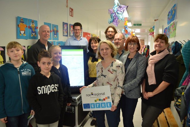 Im Bild (v.l.): Klassensprecher der 4. Klassen, Werner Molik (VOR), Georg Huemer (VOR), Bgm. Irene Gölles, Britta Fuchs (noe regional), Dir. Herbert Pfeiffer, Dietmar Mayer (ÖBB), Andrea Kerschbaumer (Klassenlehrerin 4a), Madeleine Lesar (ÖBB). | Foto: NÖ regional/Britta Fuchs