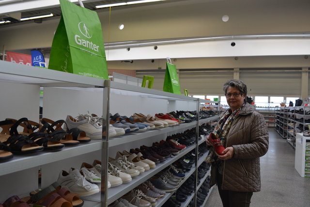 Monika Lorenz ist für´s Schuhe shoppen immer  zu haben. Bild Mairhofer