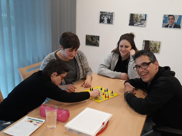 Elisabeth (2.v.l.) und Magdalena (3.v.l) hatten schöne Begegnungen bei Spaß und Spiel in der Lebenshilfe Landeck Perjen. | Foto: FWZ Landeck