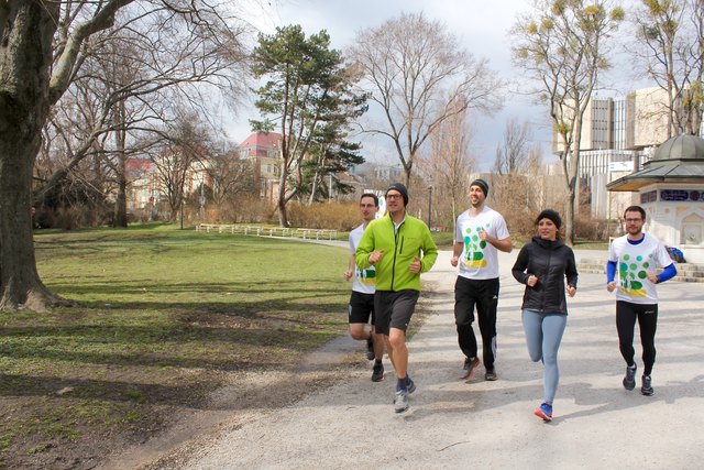 Sie laufen im Türkenschanzpark auch heuer wieder für den guten Zweck: Christoph Vetchy (3.v.li.) und sein Vienna Charity Run Team