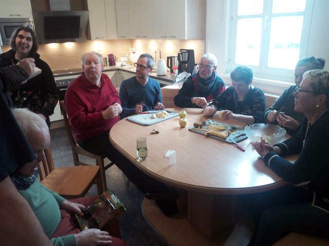 BewohnerInnen und BesucherInnen des Caritas Wohnheimes in Zams bei der Jausenzubereitung. | Foto: FWZ Landeck