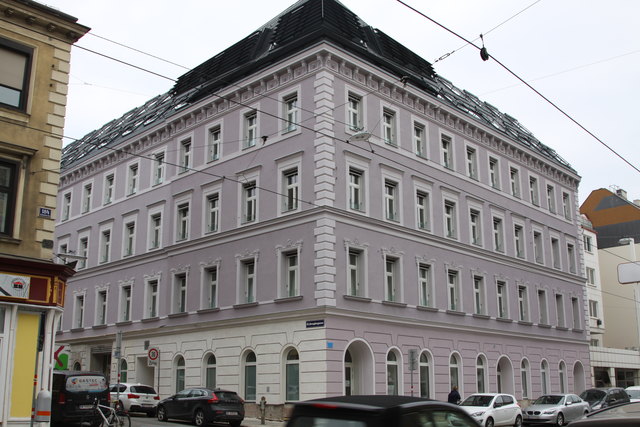 Die Fassade des Gründerzeithauses ist wieder hergestellt, die Verzierungen wurden zum Teil nachgemacht.
