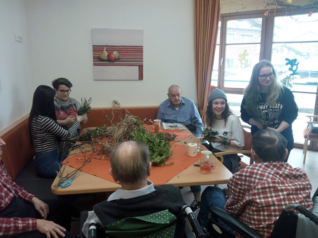 SchülerInnen der H1a (Zweig Handel) der Fachberufsschule für Tourismus und Handel in Landeck bei ihrem Einsatz im Haus St. Josef in Grins. | Foto: FWZ Landeck