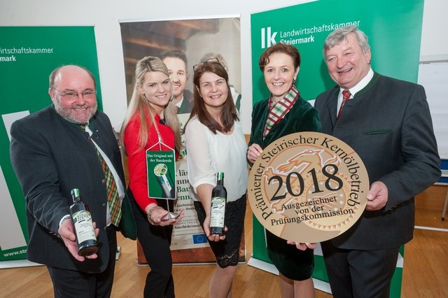 Die Seriensiegerinnen Claudia Esterer und Sabine Hirschmann (3.u.4.v.l.) mit Obmann Franz Labugger (r.), Geschäftsführer Andreas Cretnik (l.) und Paul Kiendler. | Foto: ©LK-Kristoferitsch