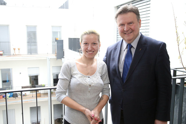 Stadtrat Michael Ludwig mit einer Mieterin, die zum Zeitpunkt der Gasexplosion im Haus wohnte und die nun in ihr Zuhause zurückkehren konnte. | Foto: PID/Votava