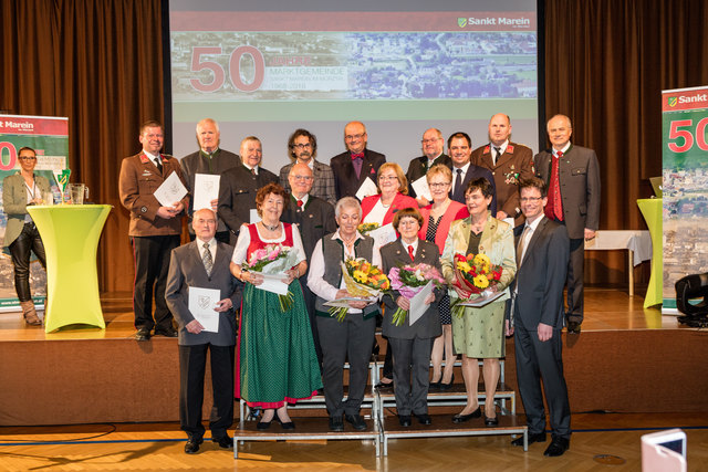 Verleihung der "Ehrennadel in Gold" bei der Feier zu 50 Jahre Marktgemeinde St. Marein.