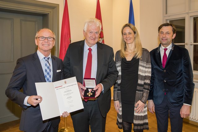 Dr. Reiner Brettenthaler (2.v.l.) aus Elixhausen hat ehrenamtlich die ärztliche Betreuung von Asylwerbern übernommen. | Foto: Land Salzburg