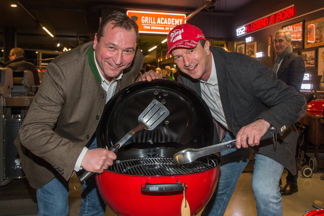 Weber-Österreich-Chef Christian Hubinger mit Ex-Skisprung-Nationaltrainer Alexander Pointner. | Foto: Mike Vogl
