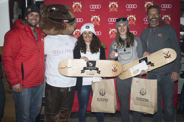 Christoph Giggo Wolf (Rennleiter) mit den Damen Gewinnerinnen Nakab Elisa Maria Nakab (ITA) vor Sophia Insam (ITA) und TSV-Vizepräsident Peter Mall. | Foto: Ski-Club Arlberg