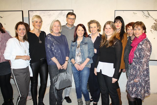 Die Damenschaft der Hall AG gemeinsam mit Vorstandsvorsitzenden Christian Holzknecht und Bürgermeisterin Eva Posch in der Münze Hall bei der Vernissage der Foto-Ausstellung von Thomas Defner | Foto: Hall AG