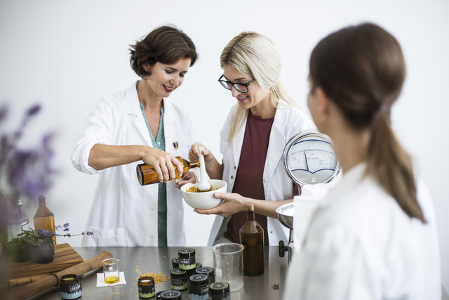 Die Produkte werden in Linz von Hand gerührt und abgefüllt. | Foto: Zerox Pharmacosmetics