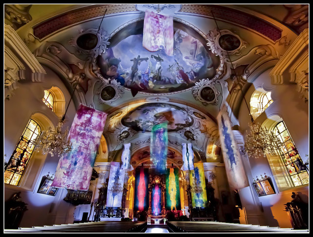 Fahnen Installation in der Pfarrkirche Hopfgarten, Kaltner Hartwig, Fotografie von Thomas Trinkl