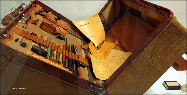 Mustertasche des Erkennungsamtes der k.k. Polizeidirection in Wien mit erkennungsdienstlichen Behelfen 1898