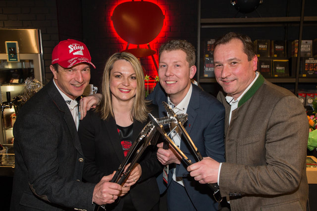 Ex-Skisprung-Nationaltrainer Alexander Pointner, Andrea und Patrick Zwolle und Weber-Österreich-Chef Christian Hubinger. | Foto: Mike Vogl