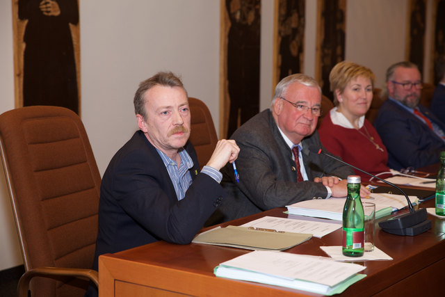 FPÖ-Stadtrat Michael Reiterer (l.) hat kein Problem mit der Naturbestattung.