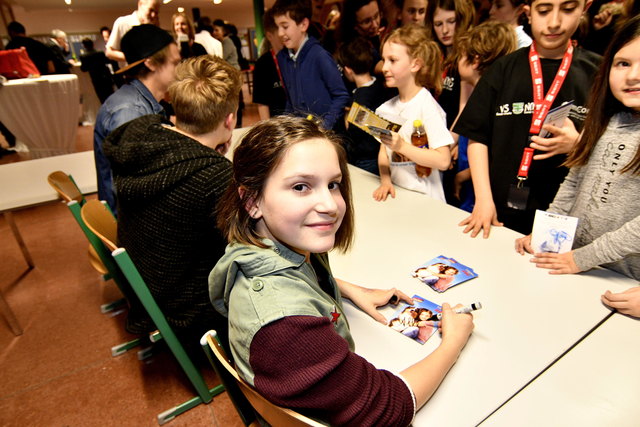 Kinderstar Allegra Tinnefeld schrieb hunderte Autogramme. | Foto: Markus Spitzauer