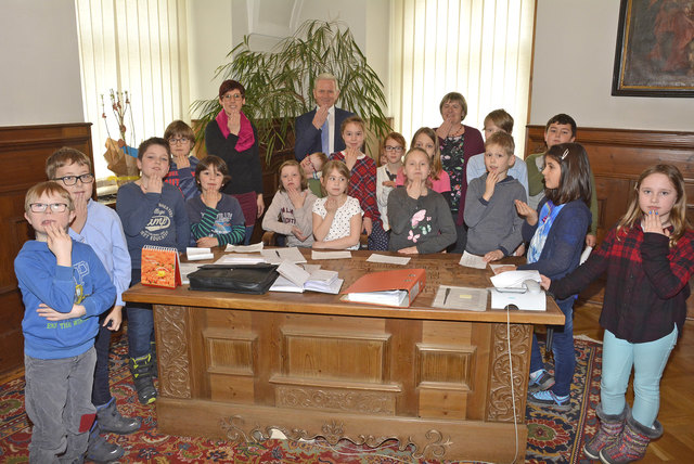 Ein schwungvoller Besuch mit einem besonderen Dank, denn die Gebärdensprache ist in dieser Klasse kein Fremdwort. Die Kinder können schon einen kleinen Dialog mit den Händen führen. Danke geht so: Die Hand, mit der man schreibt, wird zum Kinn geführt.