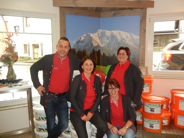 Ulrike Aigner (2.v.li.) und ihr Team haben das Geschäftslokal neu gestaltet