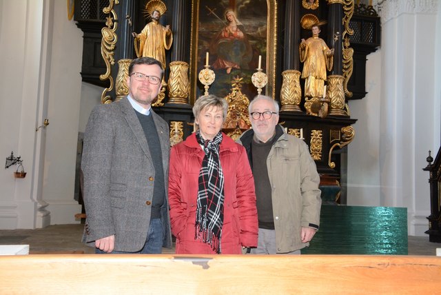 Ein starkes Team: Pfarrer Johannes Freitag, Bürgermeisterin Anita Weinkogl, Willi Bernhard (Verein Freunde der Wallfahrtskirche) v.l. | Foto: Gaube