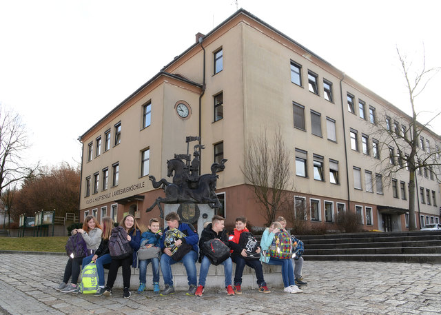 MS Mauerkirchen: In den 4. Klassen können die Schüler zwischen vier Schwerpunkten wählen: „Natur und Technik", „Fitness und Gesundheit“, „Kreatives Gestalten“ und „Künstlerisches Gestalten“ (Theater und Musik). „Ganz wichtig ist uns die Berufsorientierung. Wir gehen mit den Schülern auch in die Betriebe und bieten Workshops zu Themen wie „Stil und Etikette“ an“, erklärt Schulleiterin Johanna Schmid. Sie ist besonders stolz auf die moderne Schulküche. Mehr Infos: schulen.eduhi.at/hs.mauerkirchen | Foto: Silke Forst