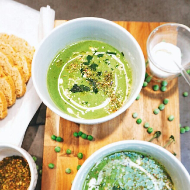 Cremige Suppen, ganz ohne Sahne - Erbsen-Kokos-Suppe. | Foto: Mayrhofer