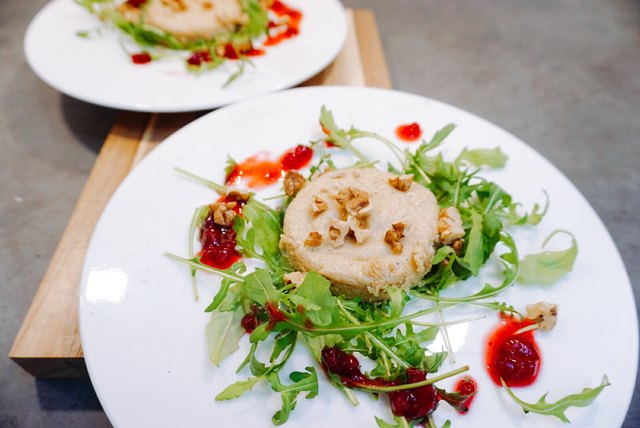 Hier war der Geheimtipp der Expertin im Einsatz - Cashew "Camenbert" mit Rucola, Walnüssen und Preiselbeerjus. | Foto: Mayrhofer