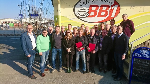 LAbg. Wolfgang Dolesch, Vida-Landesgeschäftsführerin Michaela Oberhofer und Martin Lebenbauer ehrten langjährige „vida-Mitglieder“. | Foto: KK