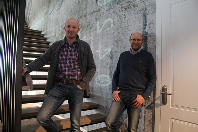 Reinhard und Max Dißlbacher freuen sich auf zahlreiche Besucher bei der Eröffnung des neuen Firmengebäudes.