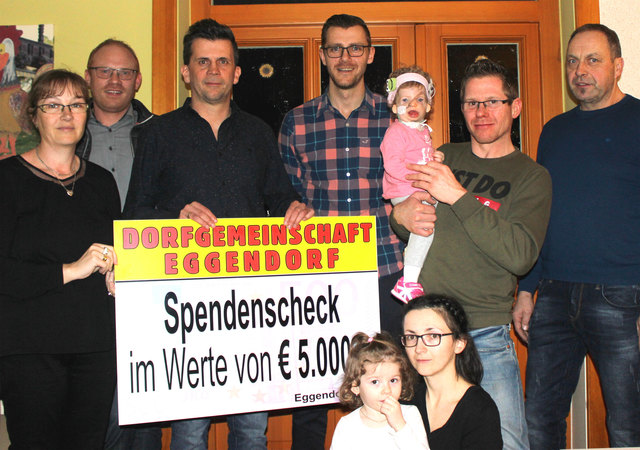 Dorfgemeinschaft Eggendorf (mit Robert Dittrich 3v, li. und Alex Schlögl 4. v. li.) übergibt Spenden-Scheck an 2 Familien des Bezirks.