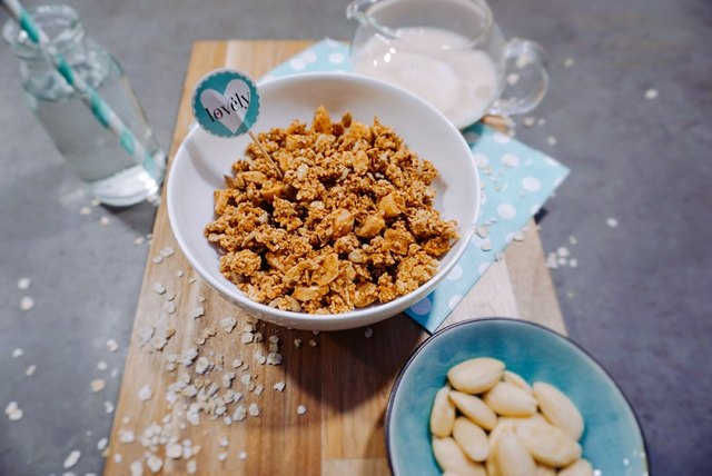 Das Müsli zum Frühstück gibt es auch in vegan - Braunhirse-Granola. | Foto: Mayrhofer