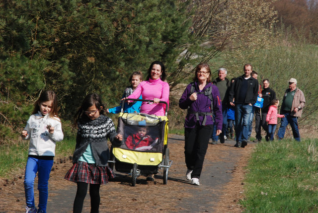 Jung und Alt sind mit Freude beim Gersdorfer Frühlings-Wandertag dabei.