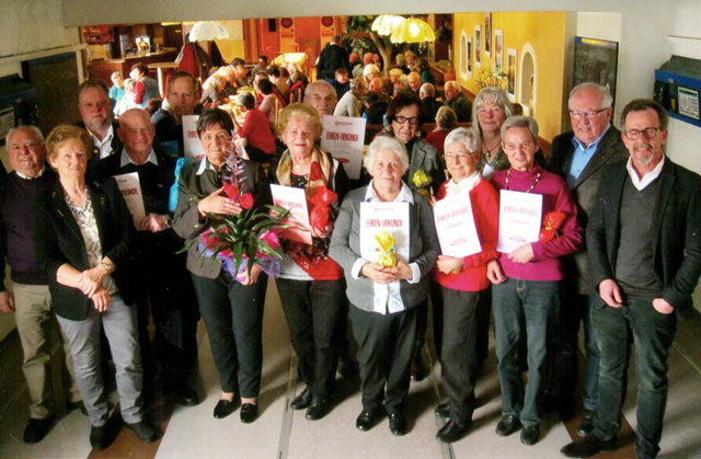 Obfrau Ingrid Schmied (vorne 4. v.li.) wurde anlässlich der Jahreshauptversammlung zum 75. Geburtstag gratuliert