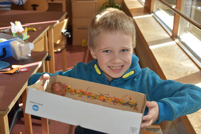 Elias hat viel Spaß beim Eierfärben