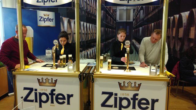 Tourimusschüler/innen zeigten ihr Können beim Bierzapfwettbewerb in der HBLA Oberwart