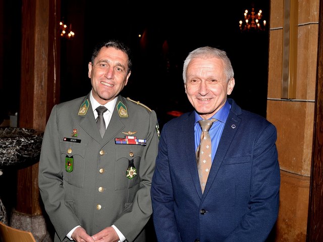 Kärntens Mllitär-Kommandant-Stv. Erhrad Eder mit Lionsclub-Präsident Günther Fian