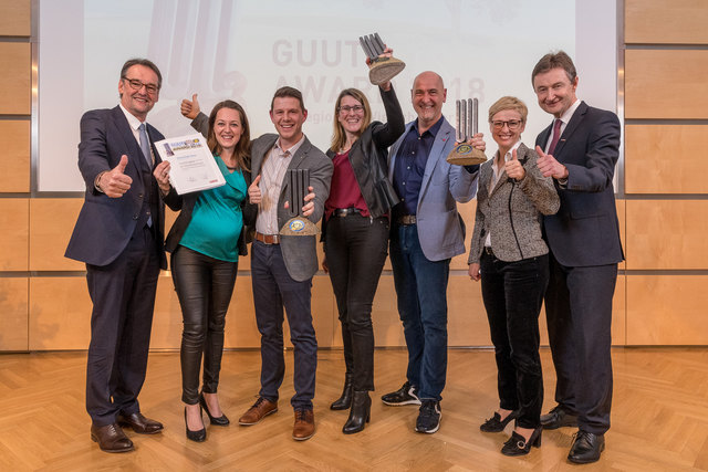 Gemeinsam mit WKO-Obmann Reinhard Stadler (l.) und WKO-Leiter Franz Tauber (r.) überreichte WKOÖ-Präsidentin Doris Hummer (2. v. r.) die GUUTE Awards an Johann Schütz (3. v. r., Eidenberger Alm), Julia und Thomas Mayr (2. u. 3. v. l., Fahrschule Mayr Gallneukirchen) sowie Birgit Wolfmair (Mitte, Wolfmair Beschichtungs Ges.m.b.H, Goldwörth). | Foto: Erik Krügl