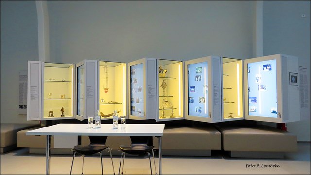 Kulturgeschichtliche Exponate in den Schaukästen