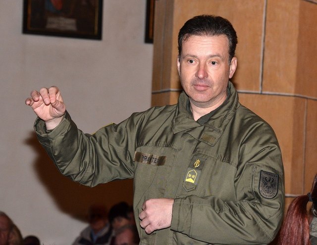 Überaus souverän am Pult: Militärkapellmeister Oberstleutnant Dieter Pranter
