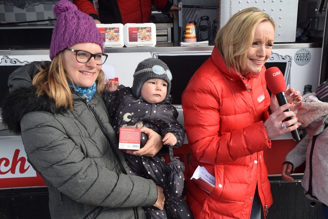 Einer der jüngsten Gäste: Eduard (9 Monate) mit Mama Verena und Moderatorin Sabine Amhof