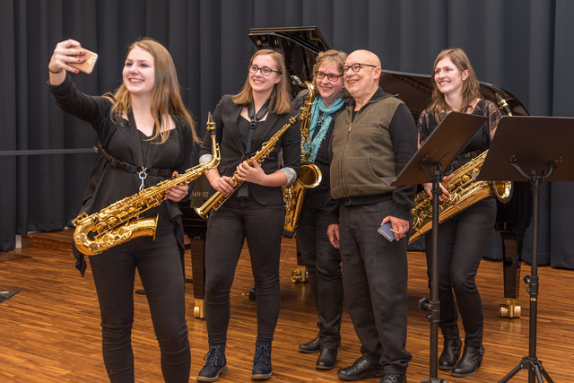 Ein Selfie mit Russell Davies ließen sich die ARTISAX4 nicht entgehen: Sarah Wöß (Altsaxophon), Claudia Wagner (Tenorsaxophon), Susanne Timmermans (Tenorsaxophon) und Susanne Reitinger (Baritonsaxophon).