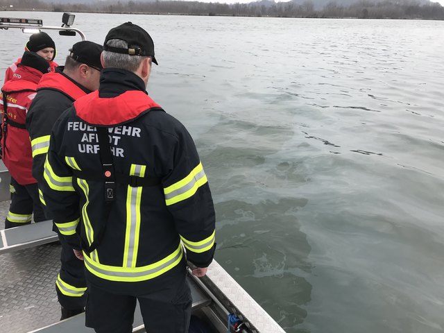 Ölverschmutzung auf der Donau zwischen den Kraftwerken Ottensheim und Abwinden-Asten.