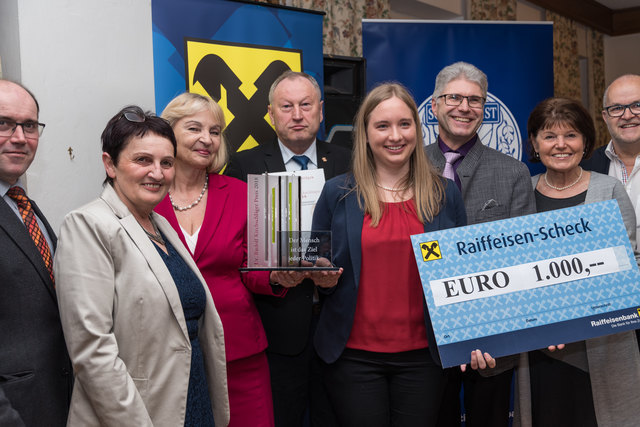 Kirchschläger-Preisverleihung: Bürgermeister Josef Wögerbauer, Kunstwerkgestalterin Monika Kehrer, Bezirkshauptfrau Wilbirg Mitterlehner, Hermann Stallinger (Bezirksblasmusikverbandsobmann), Preisträgerin Christine Niedersüß, Raika Geschäftsstellenleiter Adolf Wiesinger, Soroptimistinnen-Präsidentin Club Rohrbacher Land Erika Leibetseder und Hauptorganisator Josef Eibl.