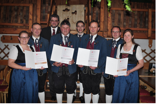 Ehrungen v. l. n. r.: Angelika Stockhammer, Hannes Ortmaier, Bgm. Ludwig Huber, Josef Streif, Kapellmeister Dominik Ortmaier, Obmann Gerhard Niklas, Klaus Ornetsmüller & Maria Streif