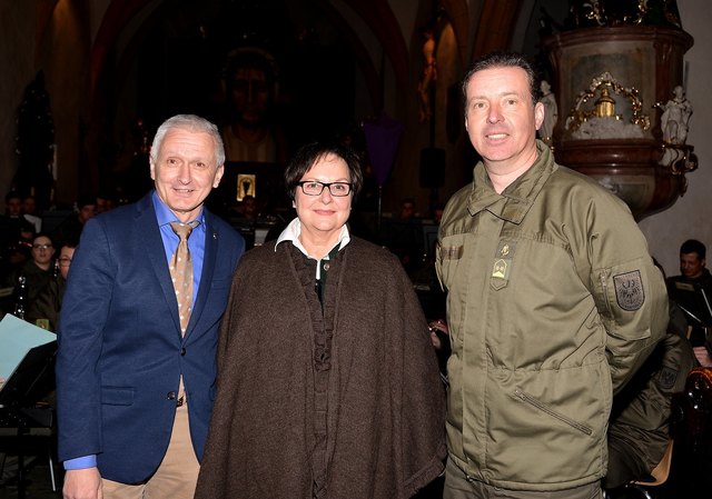 Kapellmeister Didi Pranter mit Lions-Präsident Günther Firan und Moderatorin Annelies Wernitznig