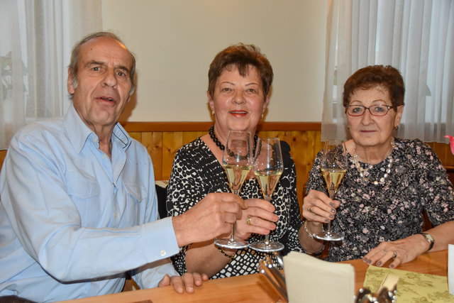 Prost auf den gelungenen Abend: Hans und Viktoria Raab mit Monika Schmid. | Foto: Schlüsselberger