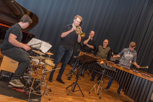 Das Ensemble "DRUMPETERS" mit Simon Hintringer (Schlagwerk), Sebastian Glaser (Trompete) und Dominik Kern (Marimbaphon). Dahinter Manuel Höfer mit Russell Davies (v.l.).