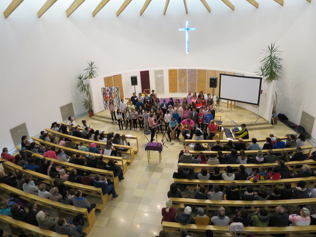 SchülerInnen der NMS Anton Auer setzen mit dem 1. Friedenskonzert in der Heilig-Geist-Kirche Zeichen für Miteinander.