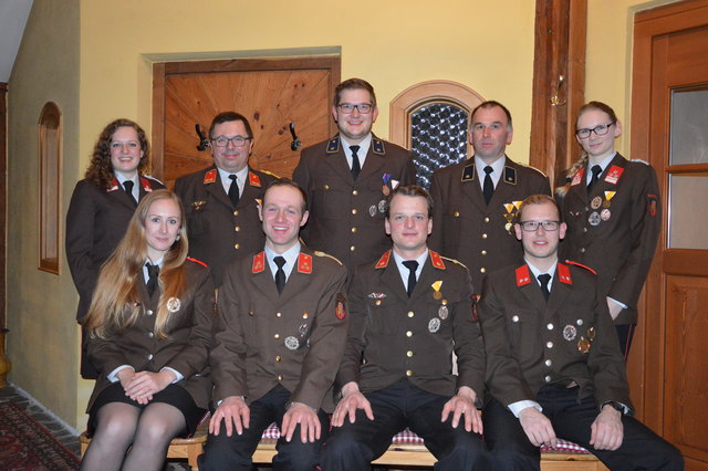 Erweitertes Kommando: sitzend: Barbara Mayrleitner (Schriftführerin), David Höllinger (Kommandant), Daniel Dallinger (Kommandant-Stv.), Christoph Einböck (Kassier); stehend: Victoria Dallinger (Schriftführerin-Stv.), Josef Eichberger (Berater), Daniel Einböck (Lotsen- und Nachrichtenkommandant), Johann Zogsberger (Berater), Christa Mayrleitner (Jugendbetreuerin)